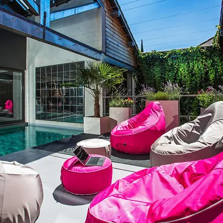 Be Loft Pool & Couette-café