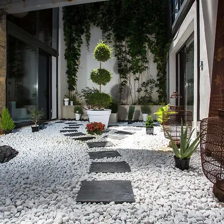 Be Loft Pool & Couette-café 2*